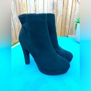 NWOT Women’s Black Platform Boots Women’s size 7.